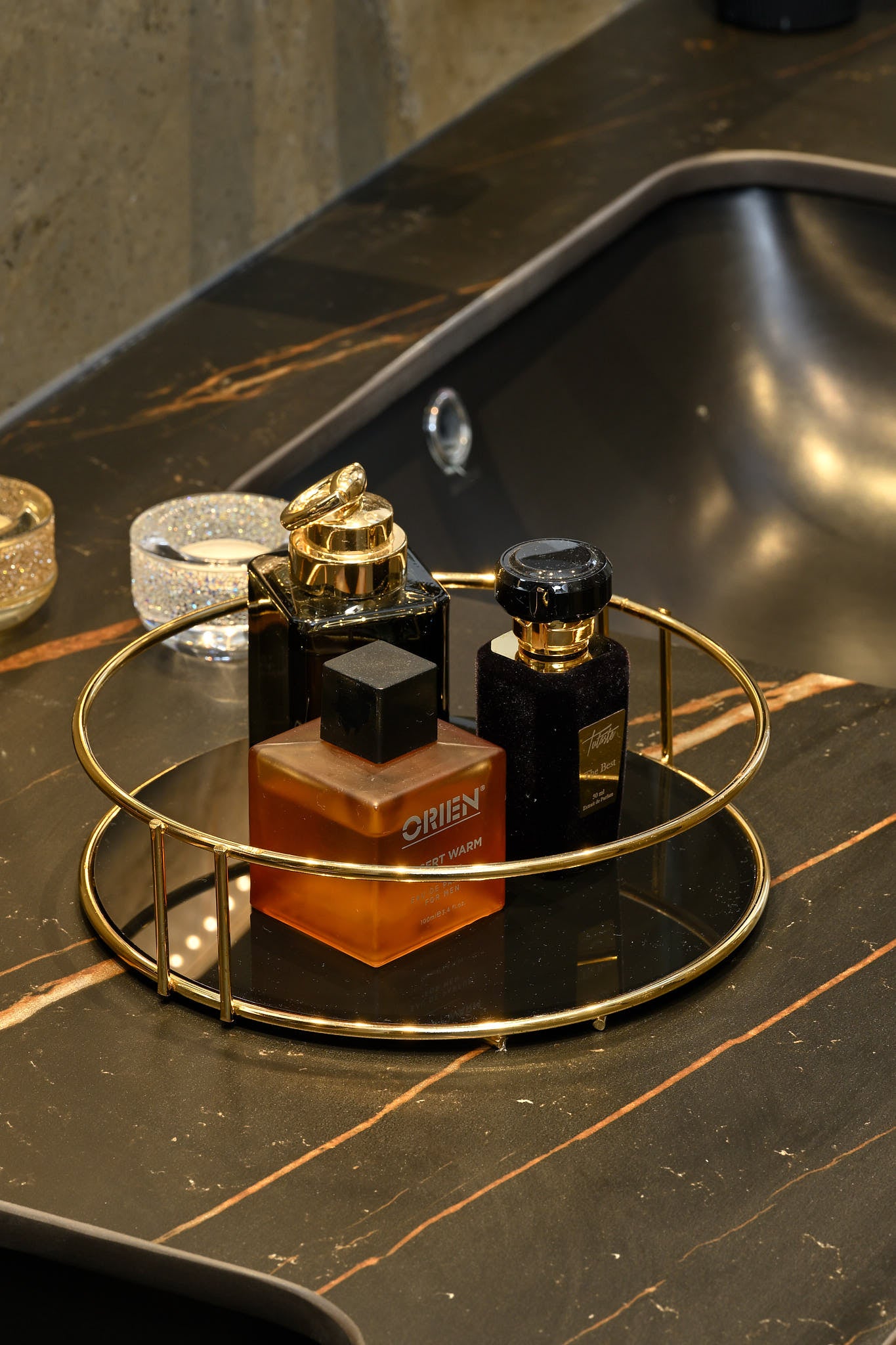 Gold Bathroom Organizer Cosmetic Jewelry Perfume Towel Organizer Presentation Tray with Plexi -Metal Stainless Steel