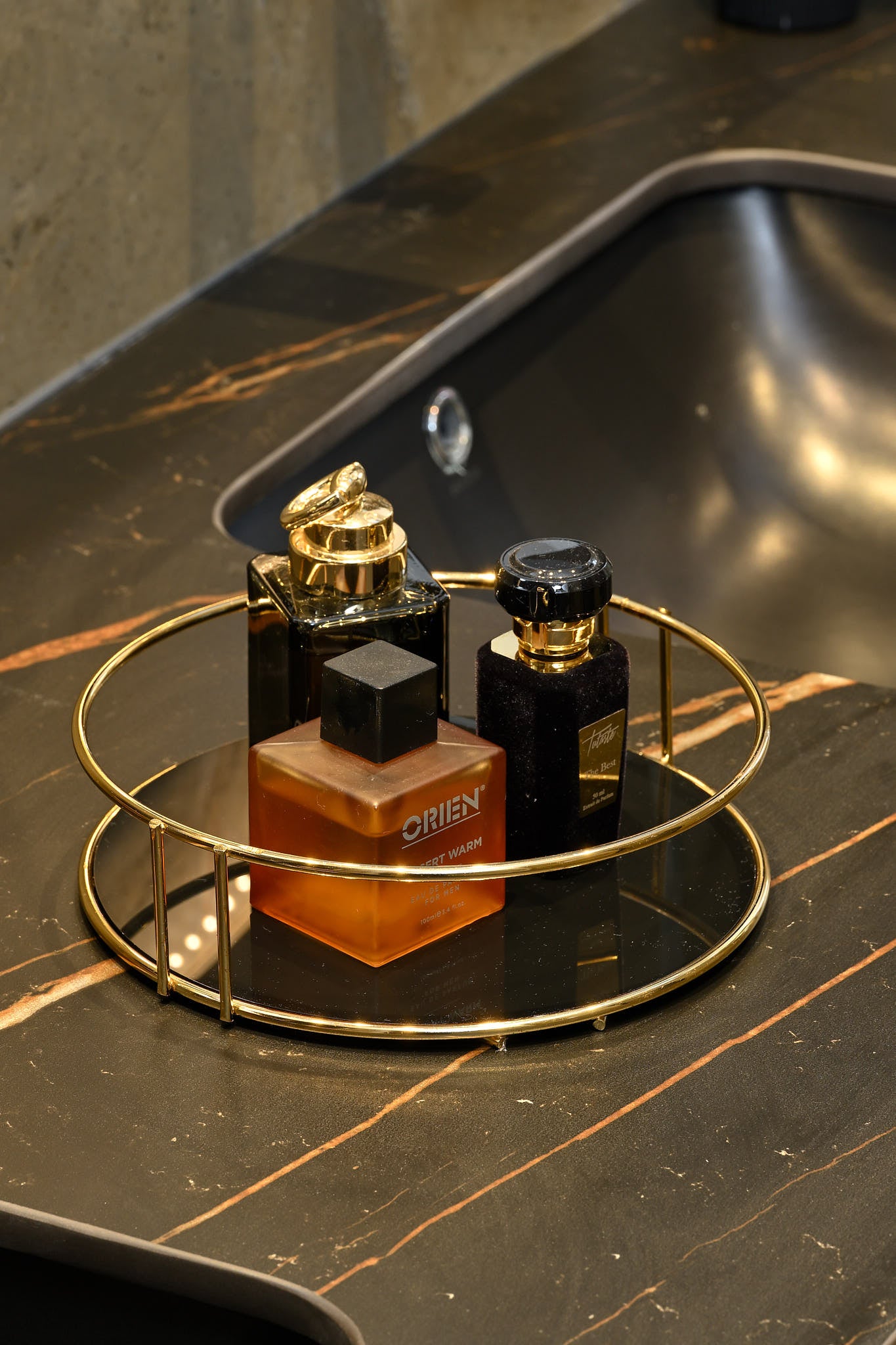 Gold Bathroom Organizer Cosmetic Jewelry Perfume Towel Organizer Presentation Tray with Plexi -Metal Stainless Steel