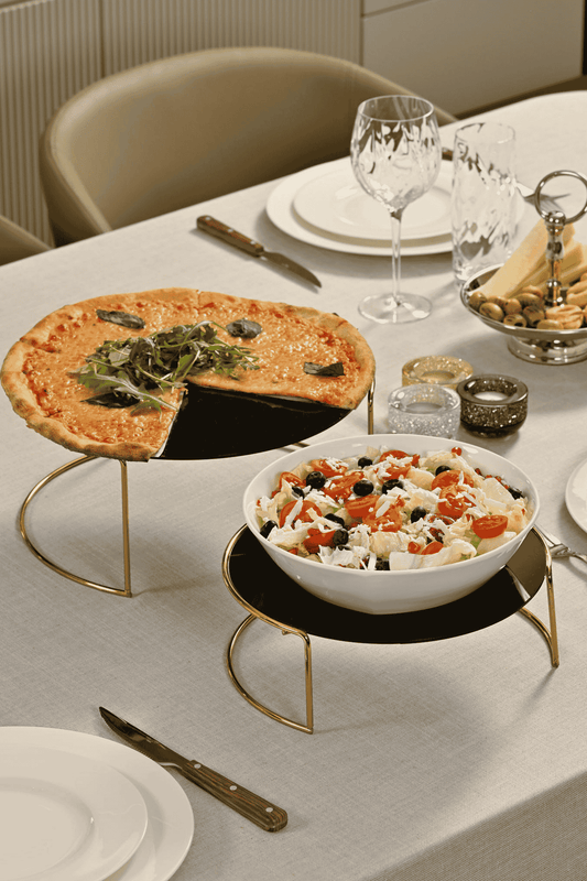 Altın renkli büyük boy 2’li metal sunumluk seti – siyah pleksi tabanlı şık ve zarif dekoratif ikramlık ürünü