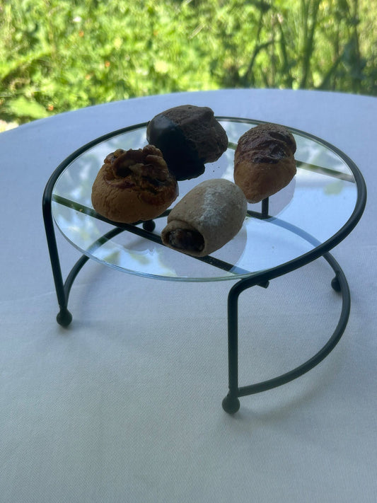 Paslanmaz metal gövdeli, altın renkli küçük sunumluk; dekoratif ve hediyelik amaçlı.