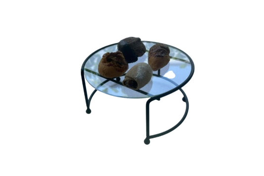 Şeffaf pleksi detaylı, altın renkli küçük boy sunumluk; şık ikramlık ürünü.