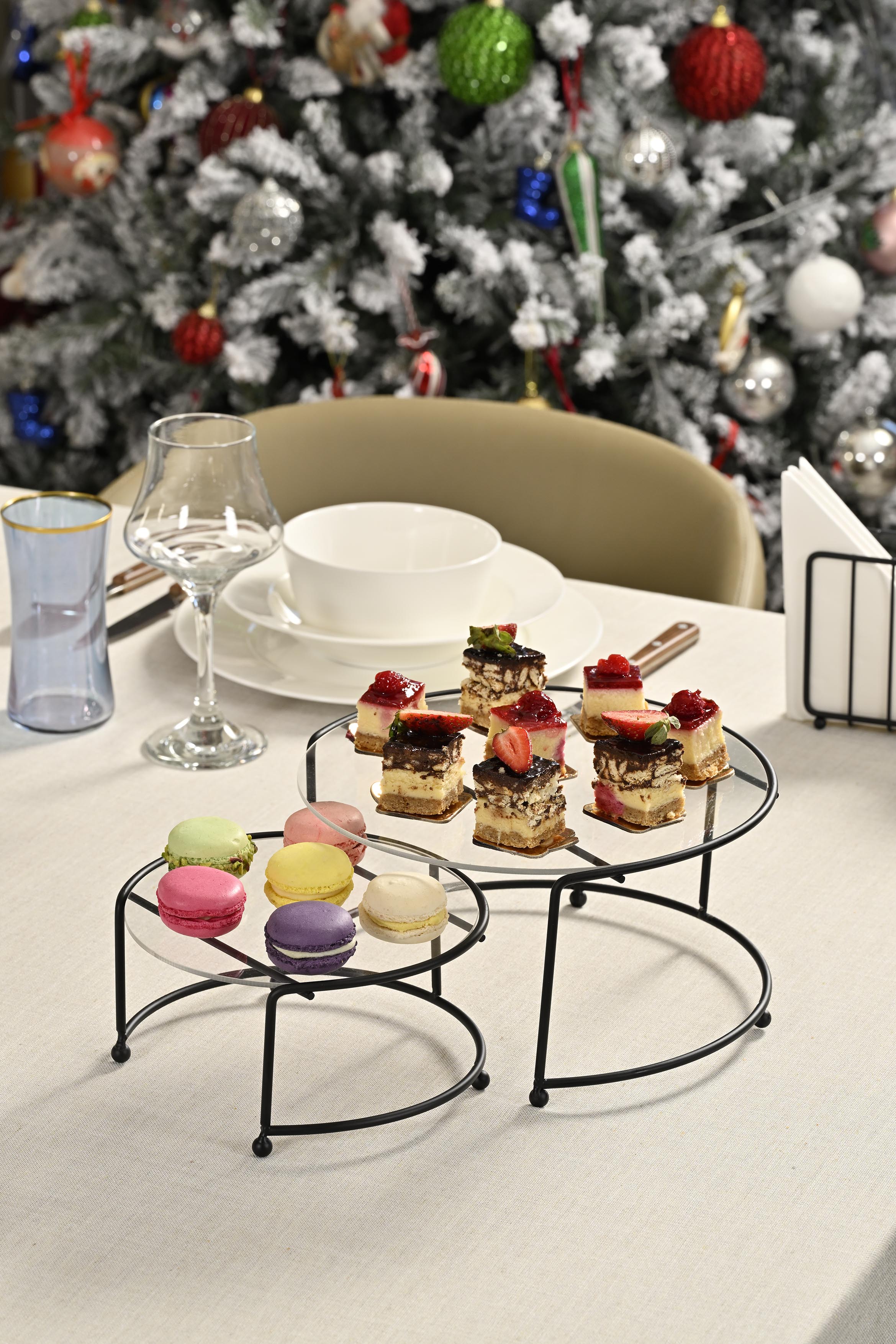 Altın rengi küçük boy sunumluk, şeffaf pleksi kapaklı paslanmaz metal tasarım.