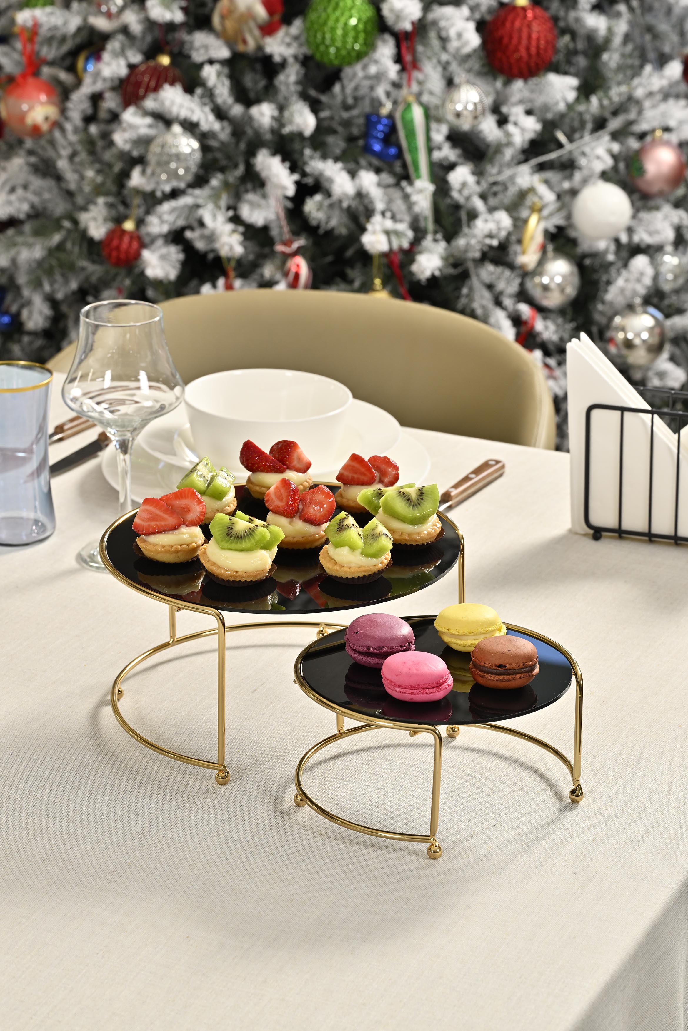 Şeffaf pleksi kapaklı altın ikramlık sunumluk