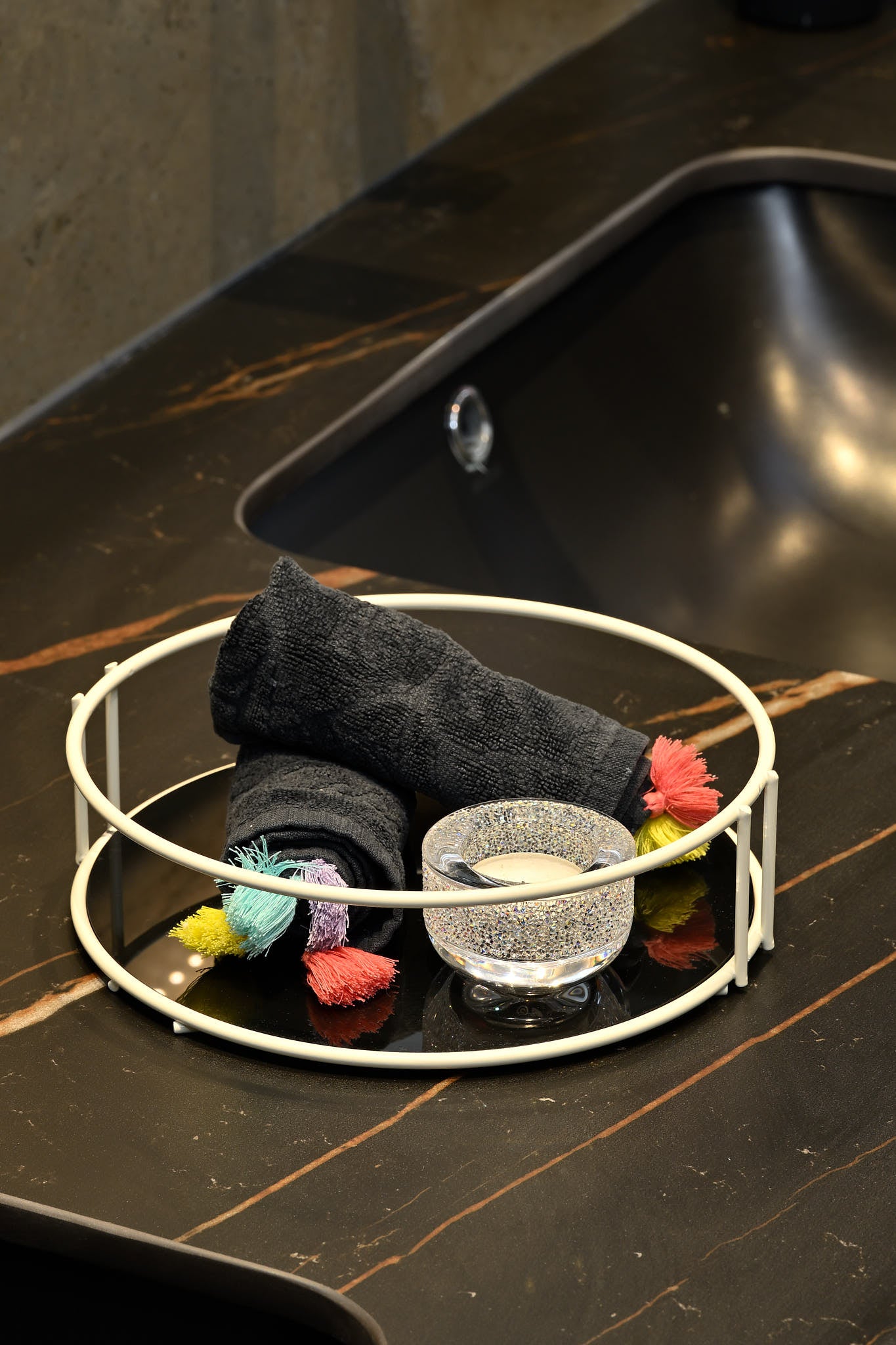 Banyo düzenleyici bej organizer – takı, parfüm, kozmetik ve havlu sunum tepsisi