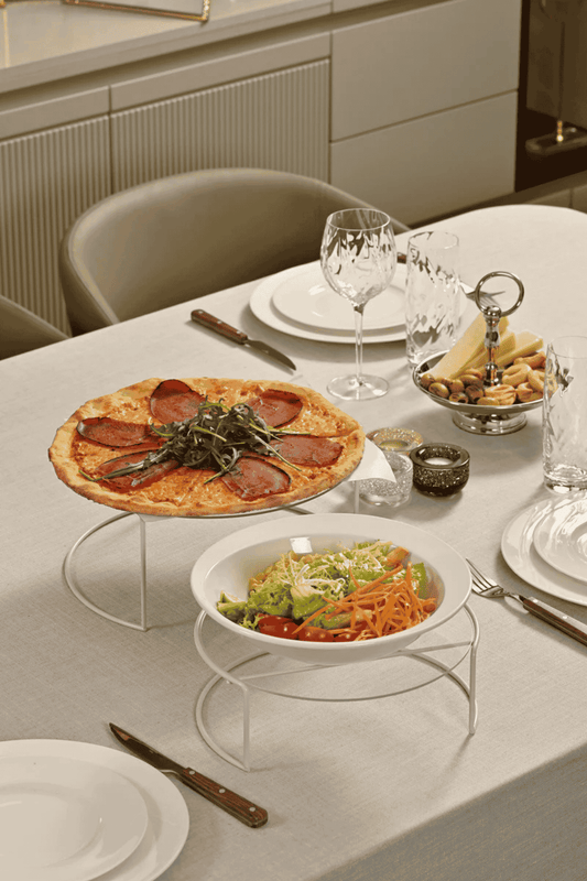 Bej renkli büyük boy 2’li metal sunumluk seti – şeffaf pleksi tabanlı zarif ve modern dekoratif ikramlık ürünü