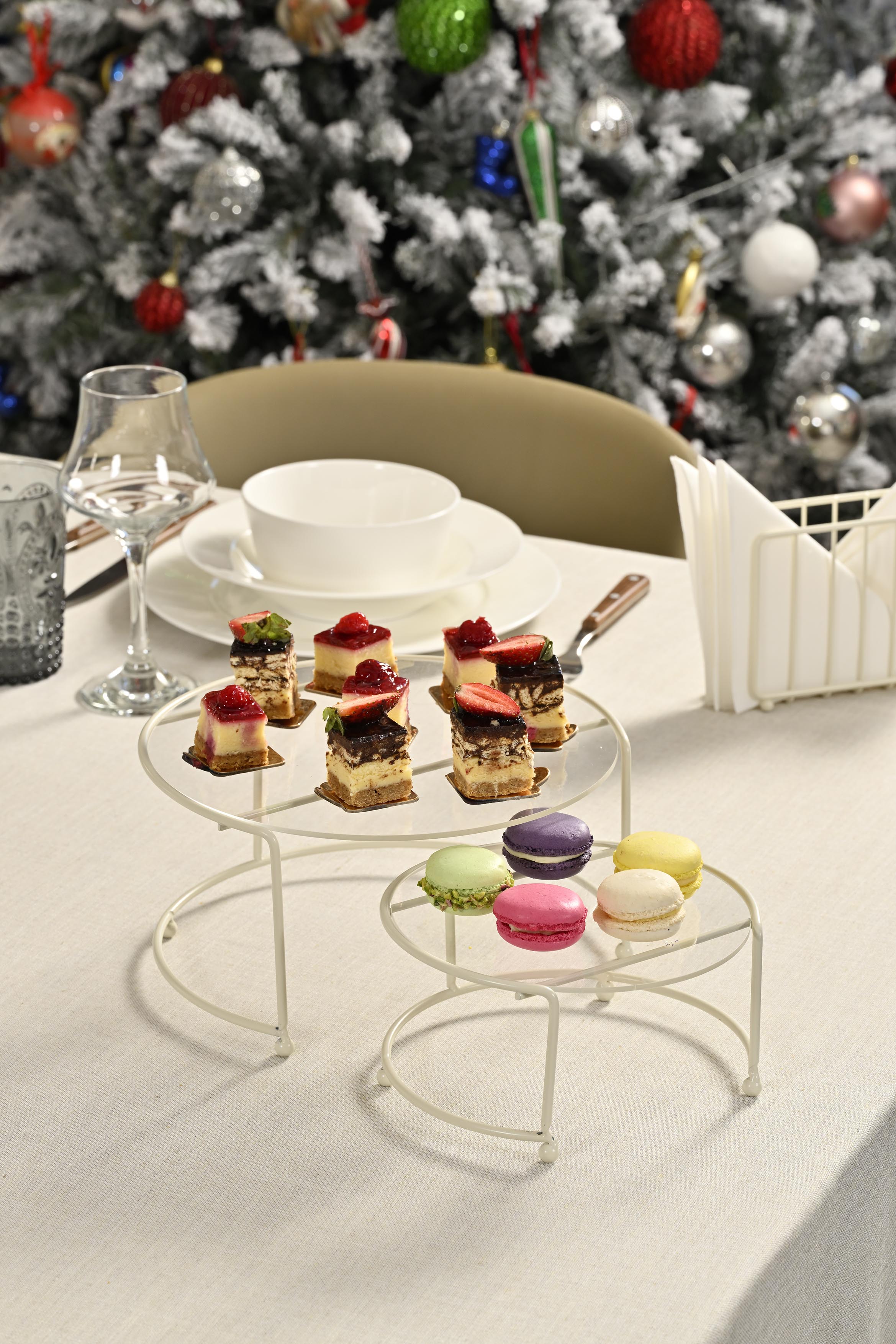 Bej renkli küçük boy sunumluk, paslanmaz metal ve şeffaf pleksi kapaklı şık tasarım.