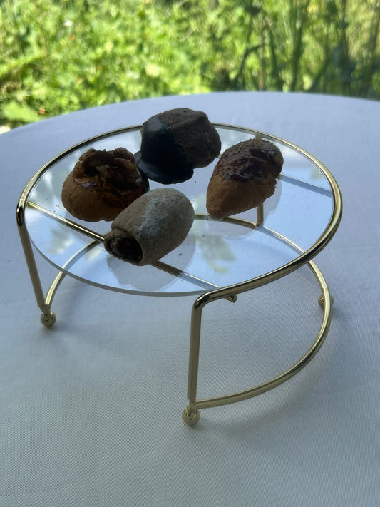 Bej renkli küçük boy sunumluk, şeffaf pleksi kapaklı paslanmaz metal tasarım.