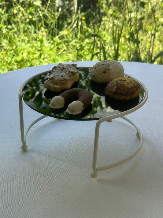 Küçük boy bej metal sunumluk, şeffaf pleksi detaylı dekoratif ikramlık ürün.