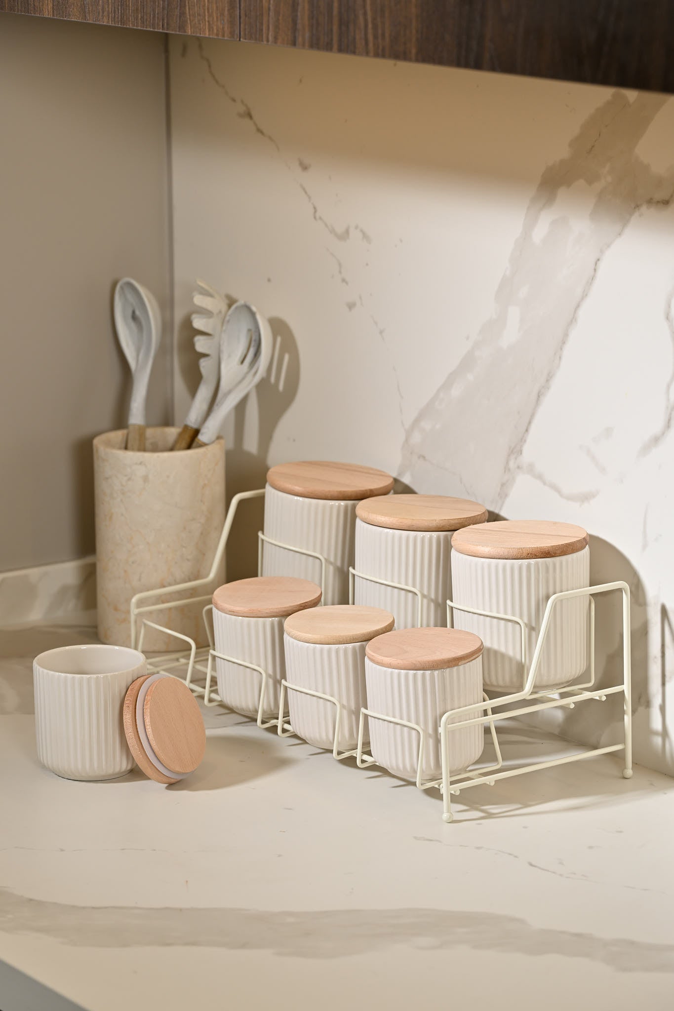 Bej Standlı 7 Bölmeli Porselen Baharat Takımı Bambu Kapaklı Mutfak Düzenleyici - Metal Paslanmaz