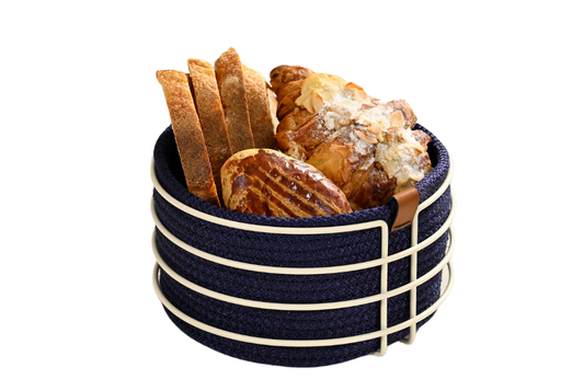 Bej renkli yuvarlak ekmek sepeti, lacivert hasır örgü detaylarıyla şık ve modern bir tasarıma sahiptir.