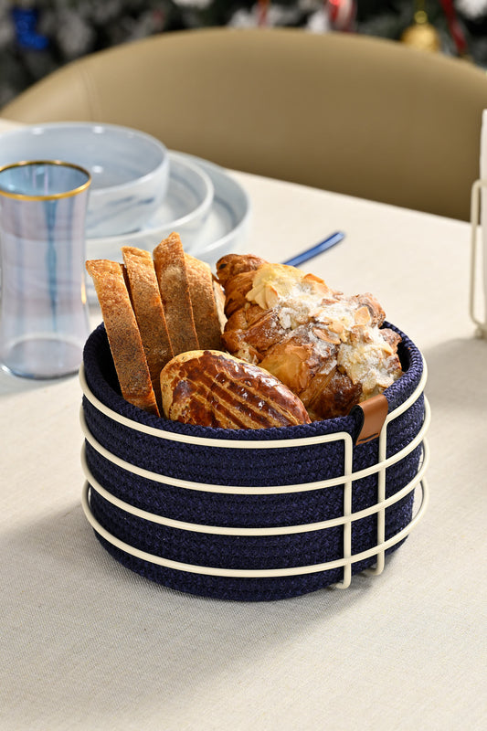 Paslanmaz metal gövdeye sahip bej ekmeklik, lacivert makrome örgüsüyle dekoratif ve kullanışlıdır.