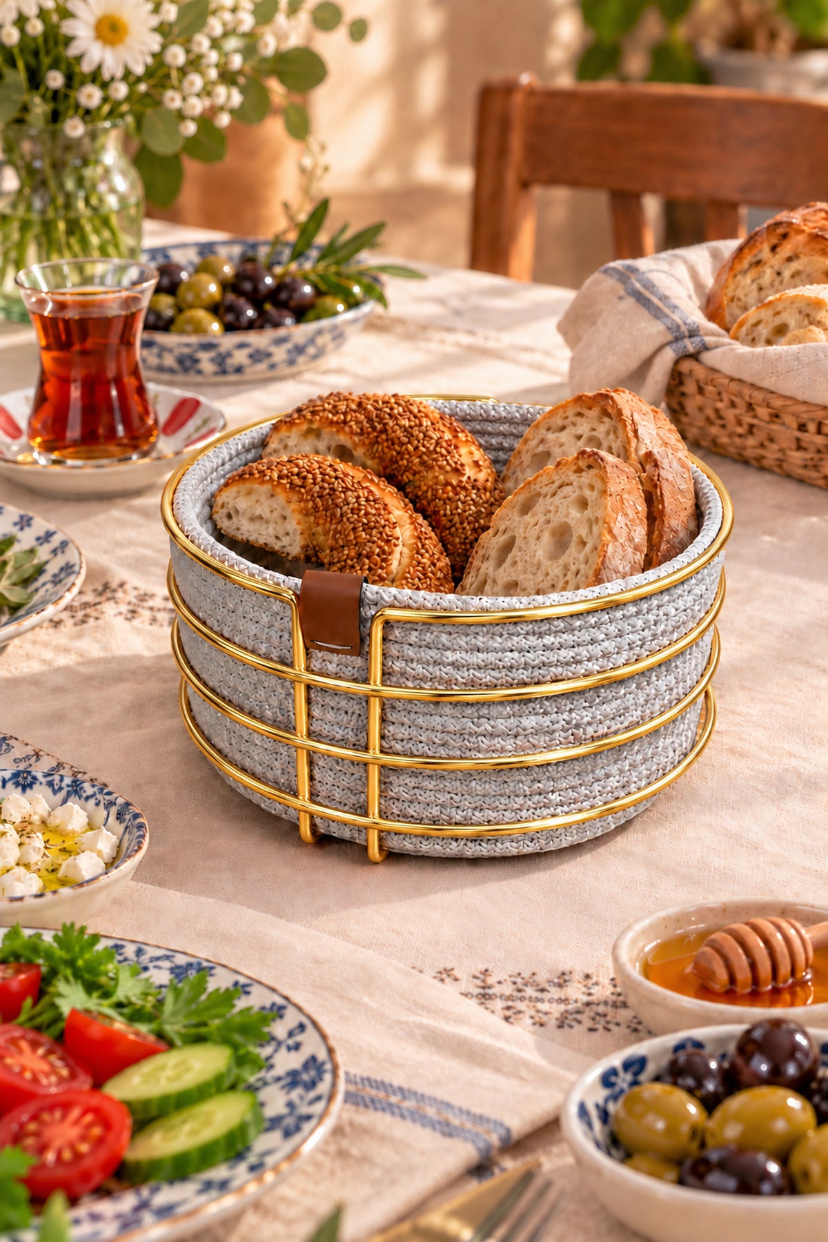 Parlak Altın Yuvarlak Metal Ekmek Sepeti, Buz Gri Makromeli, Ekmeklik ve Kahvaltı Sunum Sepeti