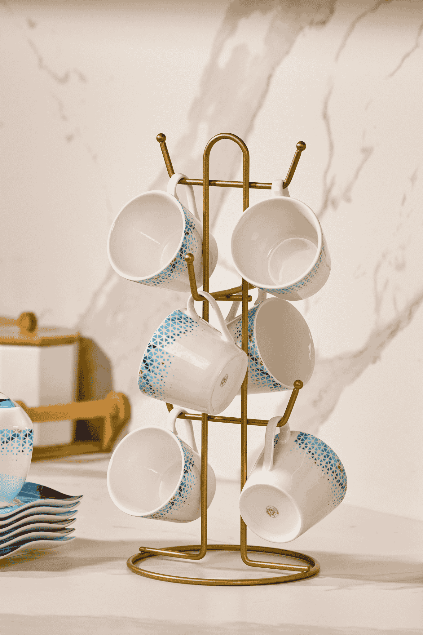 Paslanmaz metalden üretilen altın renkli bardak askılığı, 6 bölmeli tasarımıyla bardaklarınızı asarak mutfak düzeninizi estetik bir şekilde iyileştirir