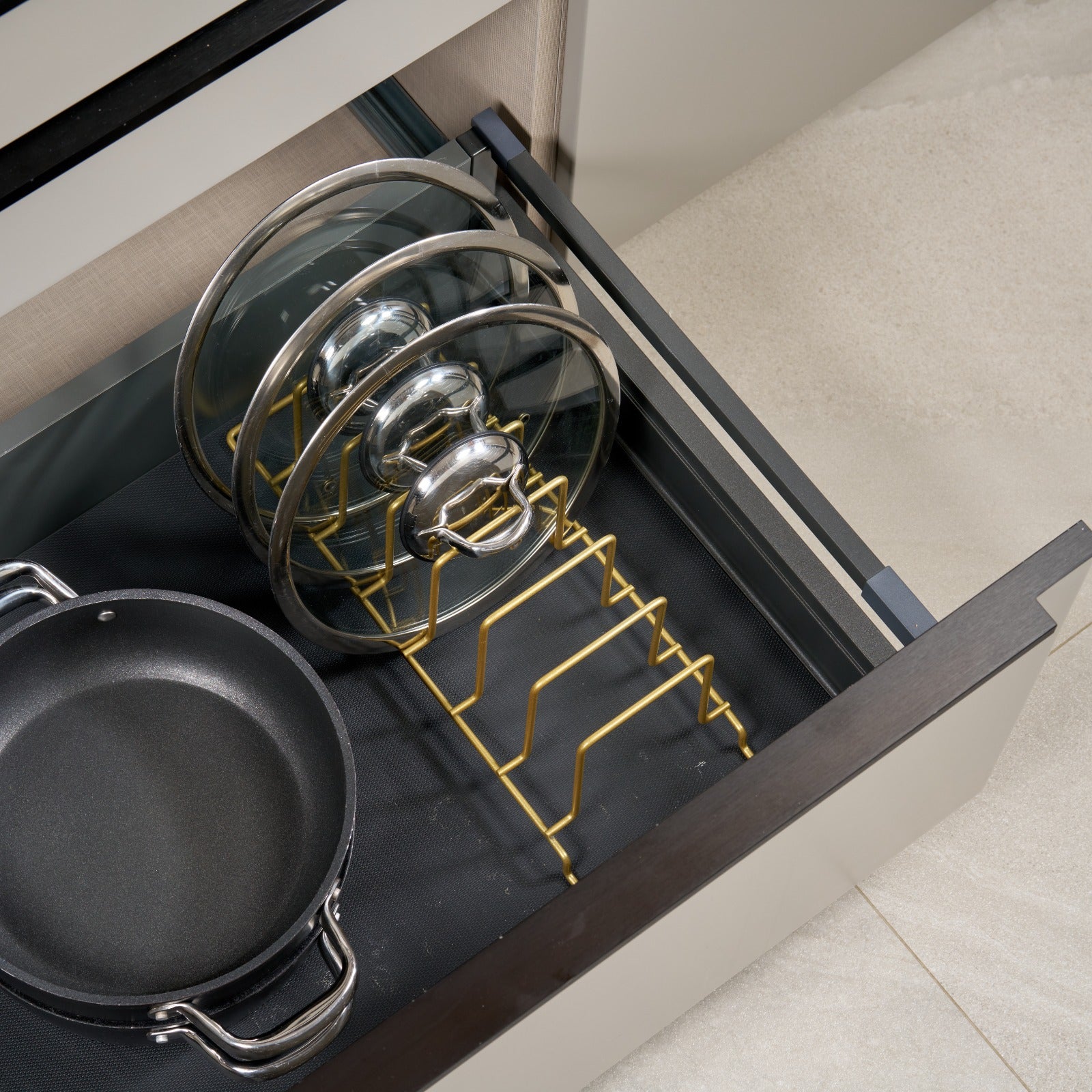 Mutfak Gold Çekmece İçi Tava Tencere Düzenleyici Organizer – Yer Tasarruflu Sıralayıcı
