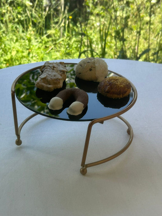 Şeffaf pleksi kapaklı, gold metal gövdeli küçük sunumluk model.