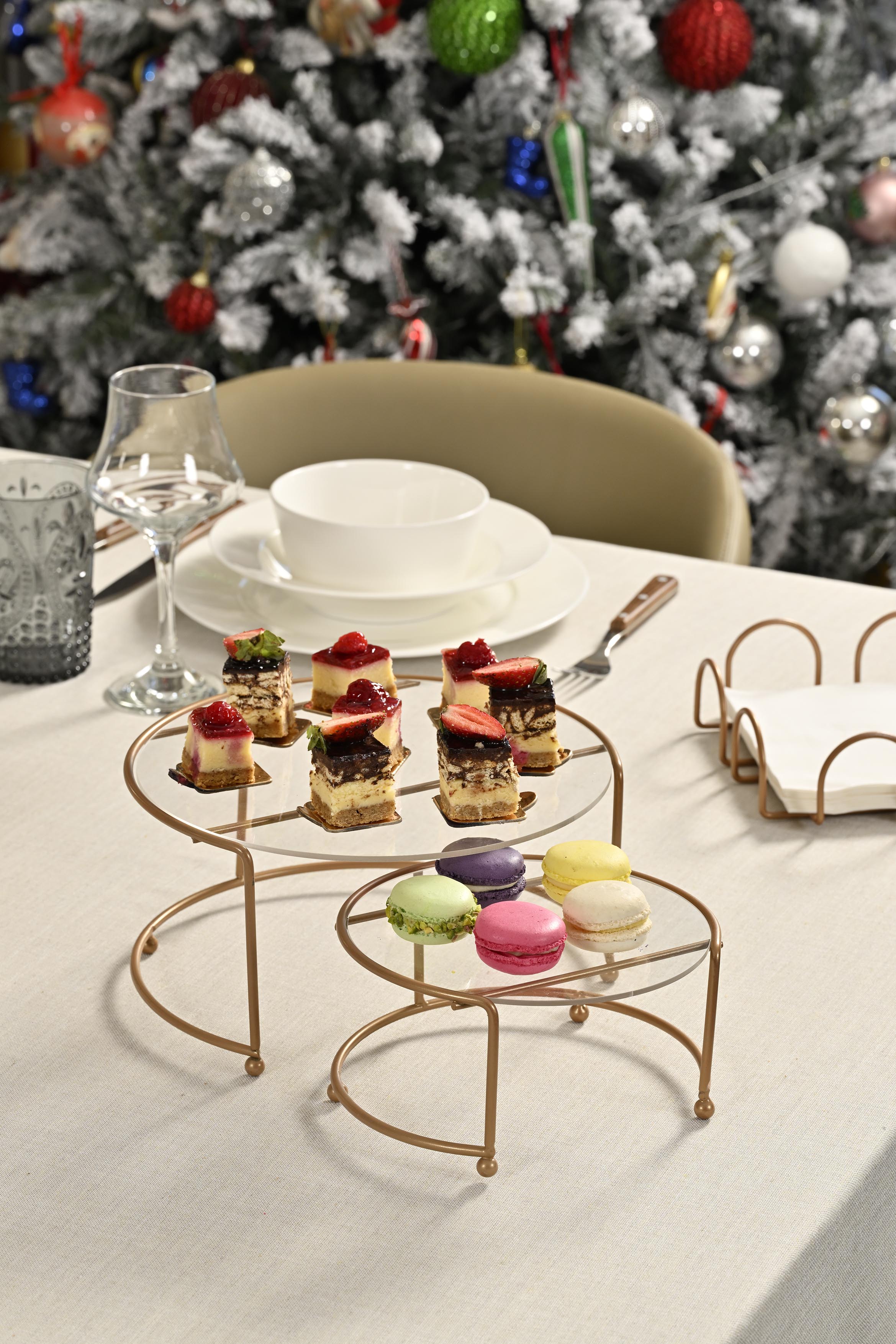 Küçük boy altın rengi sunumluk; dekoratif, hediyelik ve ikramlık kullanım için ideal.