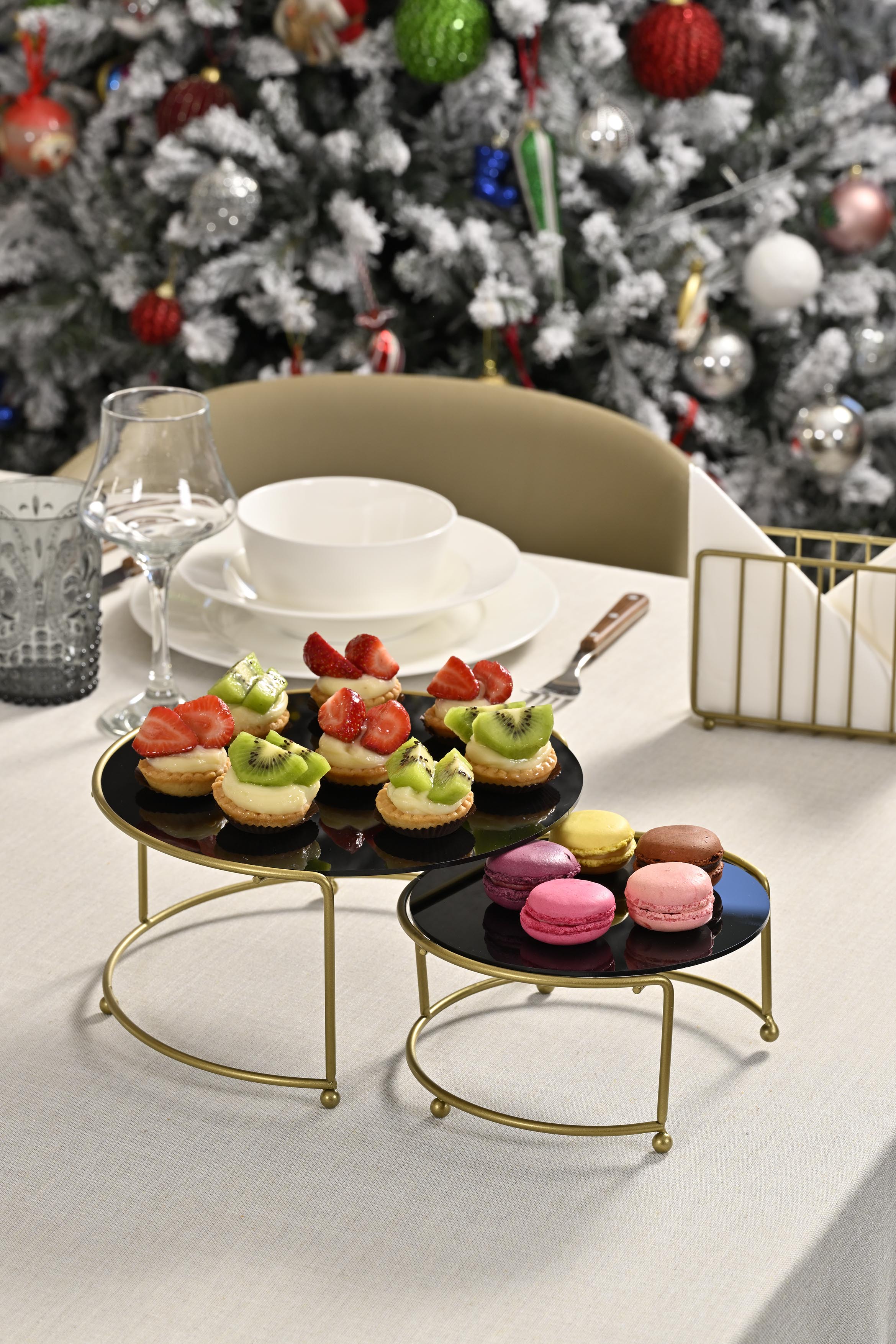 Şeffaf pleksi kapaklı gold renkli ikramlık sunumluk