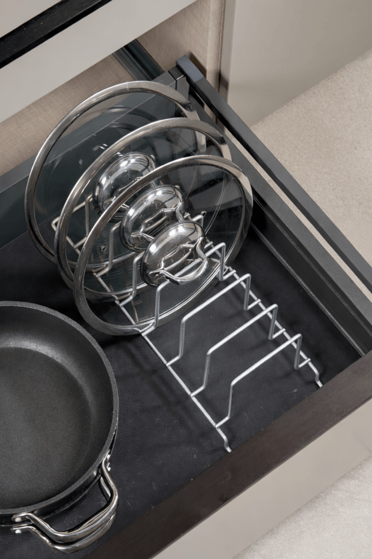 Gümüş Mutfak Çekmece İçi Tava Tencere Düzenleyici Organizer – Yer Tasarruflu Sıralayıcı