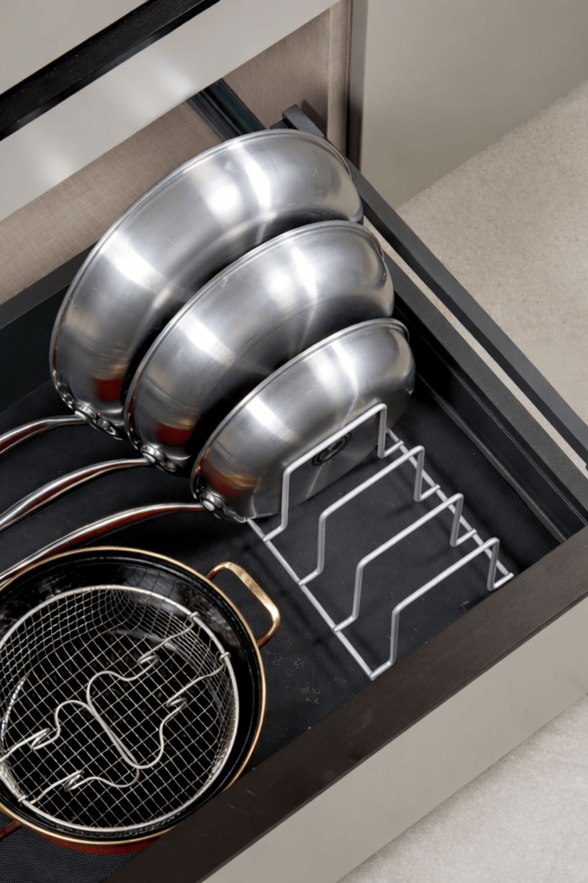 Gümüş Mutfak Çekmece İçi Tava Tencere Düzenleyici Organizer – Yer Tasarruflu Sıralayıcı