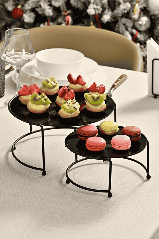 Mat siyah renkli, 2’li set halinde sunumluk – metal ve siyah pleksi malzeme ile üretilmiş, hediyelik ve dekoratif ikramlık sunumu için ideal