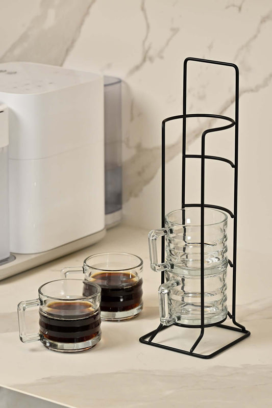 Mat siyah metal stand üzerinde 4'lü cam kupa seti – kahve ve çay sunumu için şık masaüstü düzenleyici
