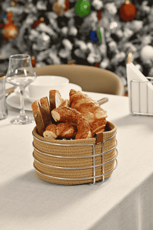 Paslanmaz çelik gövdesi ve makrome detaylı kahverengi hasır dokusuyla çok amaçlı ekmeklik.