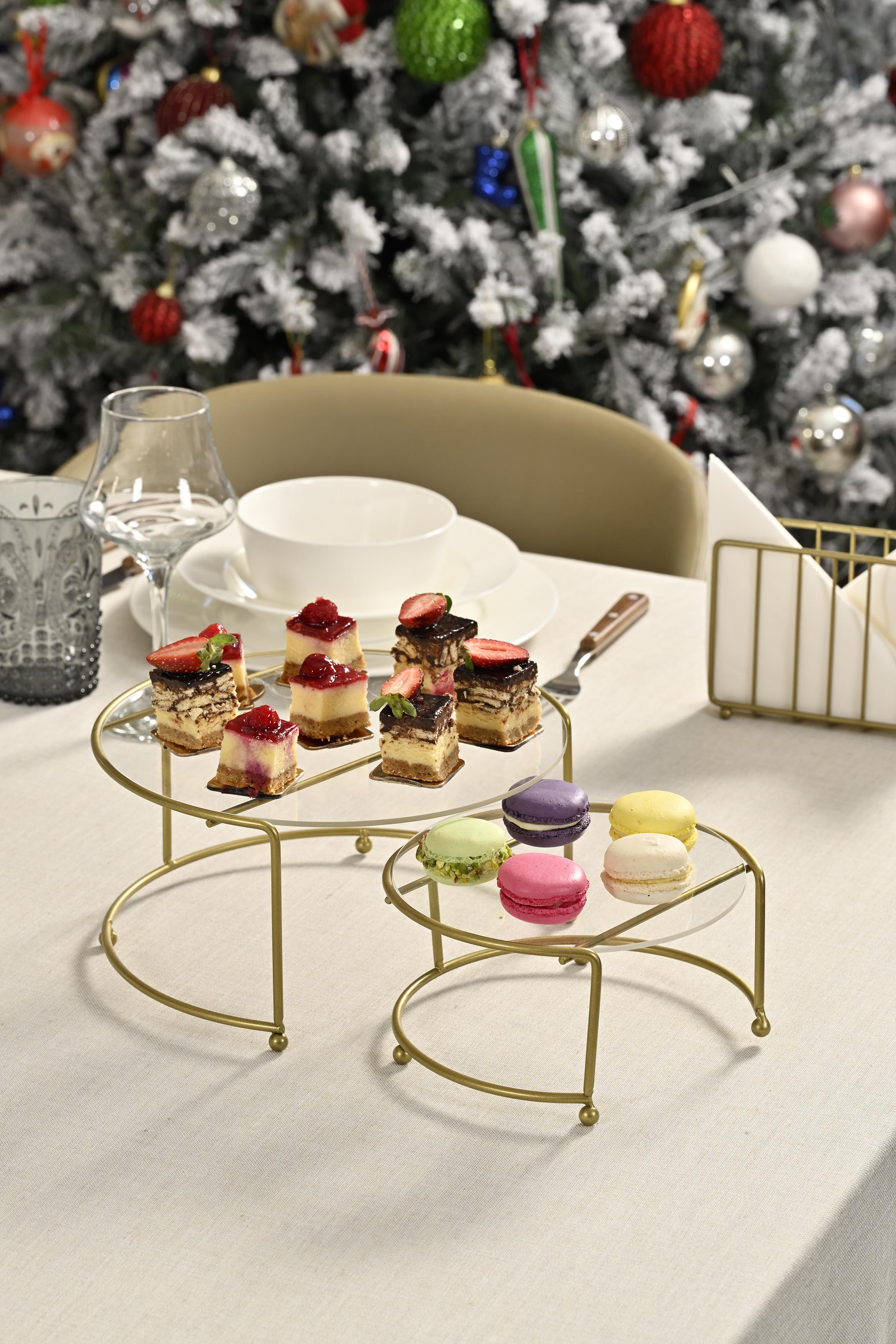 Dekoratif ve hediyelik siyah sunumluk, küçük boy ve modern şeffaf detaylı.