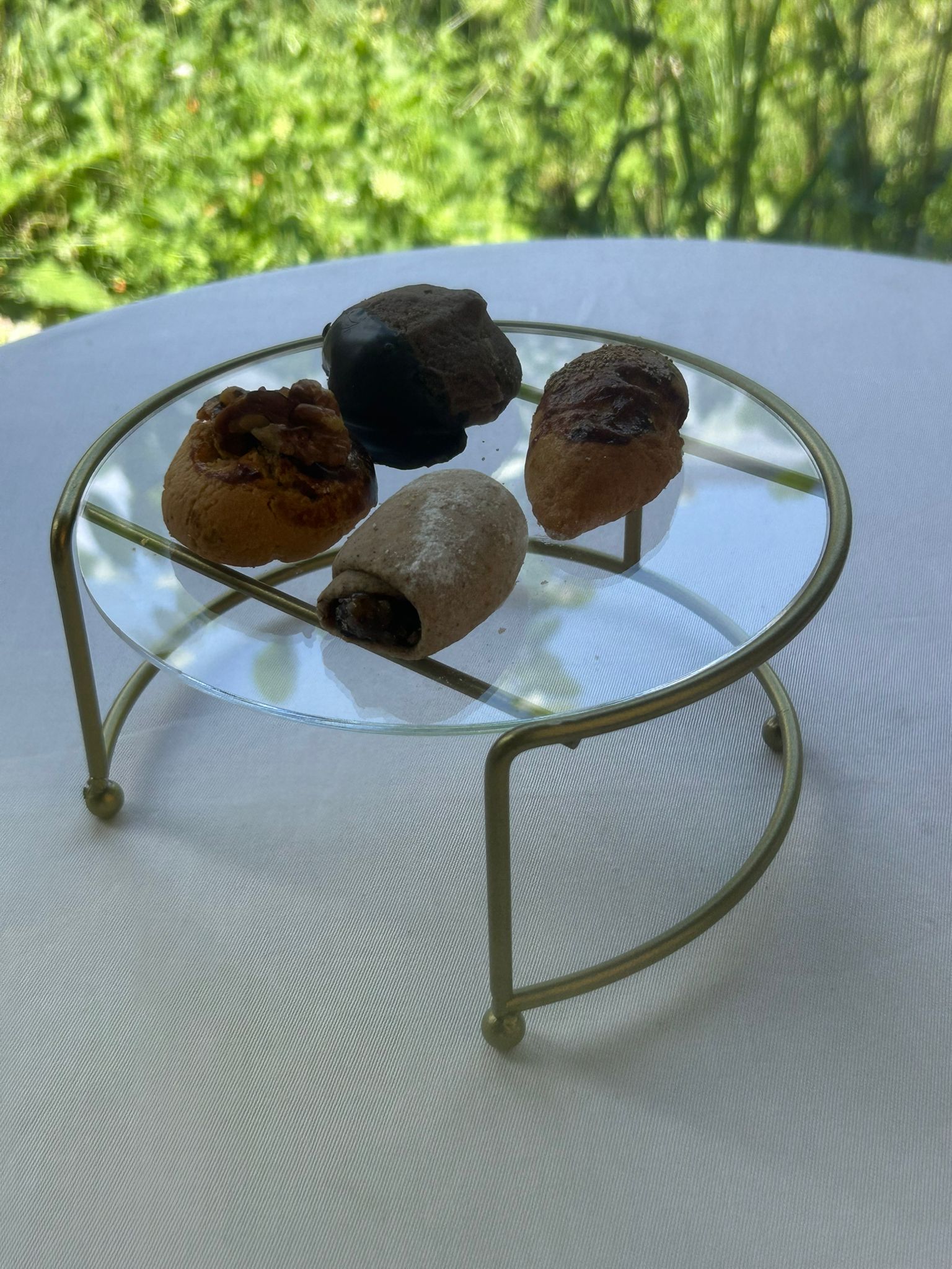 Şık siyah metal gövdeye sahip, küçük boy ve pleksi kapaklı sunumluk modeli.