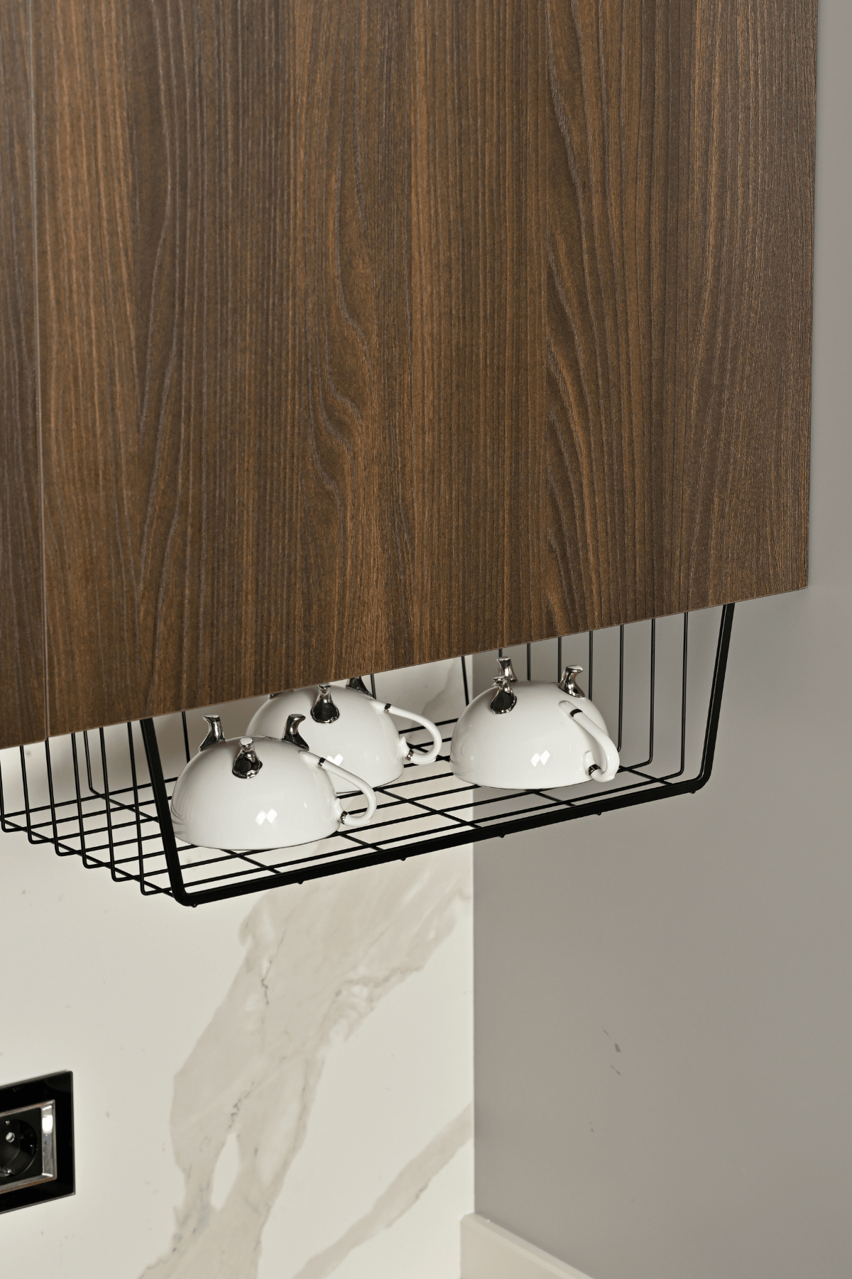 Siyah raf altı kanguru sepet – bardak, aksesuar ve mutfak eşyaları için pratik düzenleyici organizer