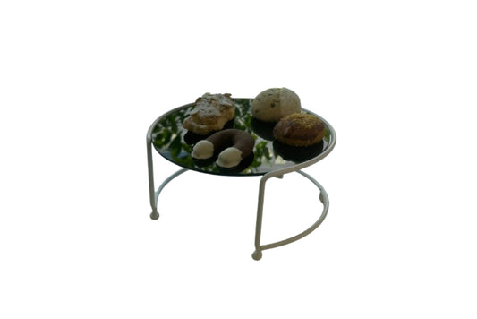 Bej renkte, paslanmaz çelik gövdeli ve şeffaf pleksi kapaklı sunumluk hediyelik.