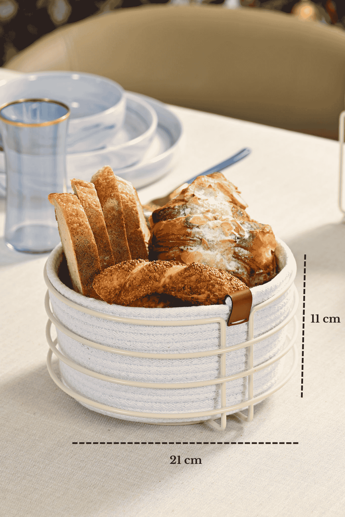 Beige Round Bread Basket, Chic, White Wicker Weave Macrame Bread Holder - Multi-Purpose Stainless Metal