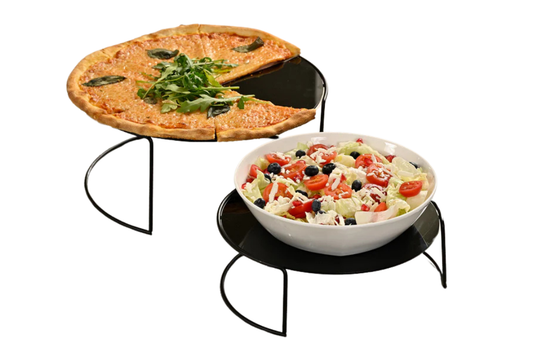 Modern ve zarif tasarımıyla, mat siyah metal ve siyah pleksi sunumluklar, ikramlıkların ve hediyeliklerin şık bir şekilde sunulmasına olanak tanır